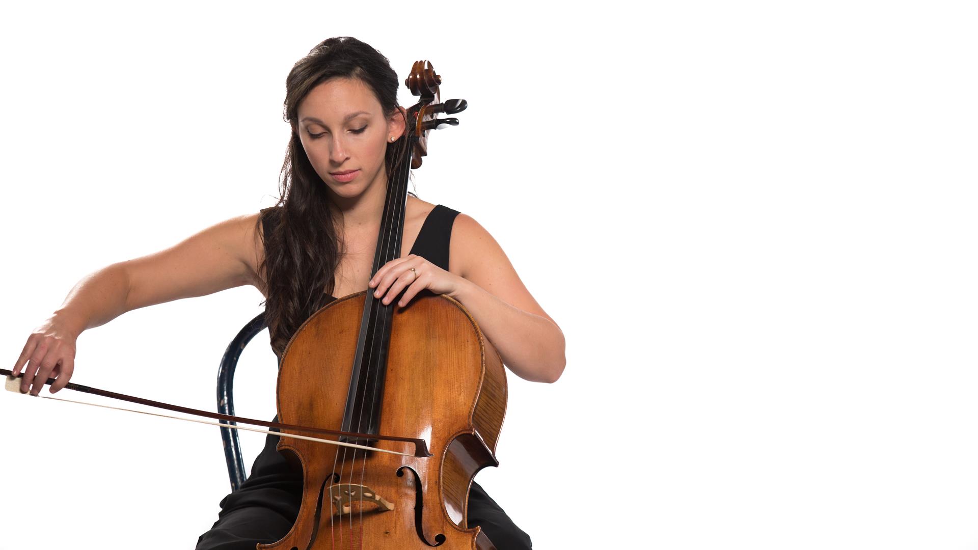 Veronica Kolegas performing cello in Chicago